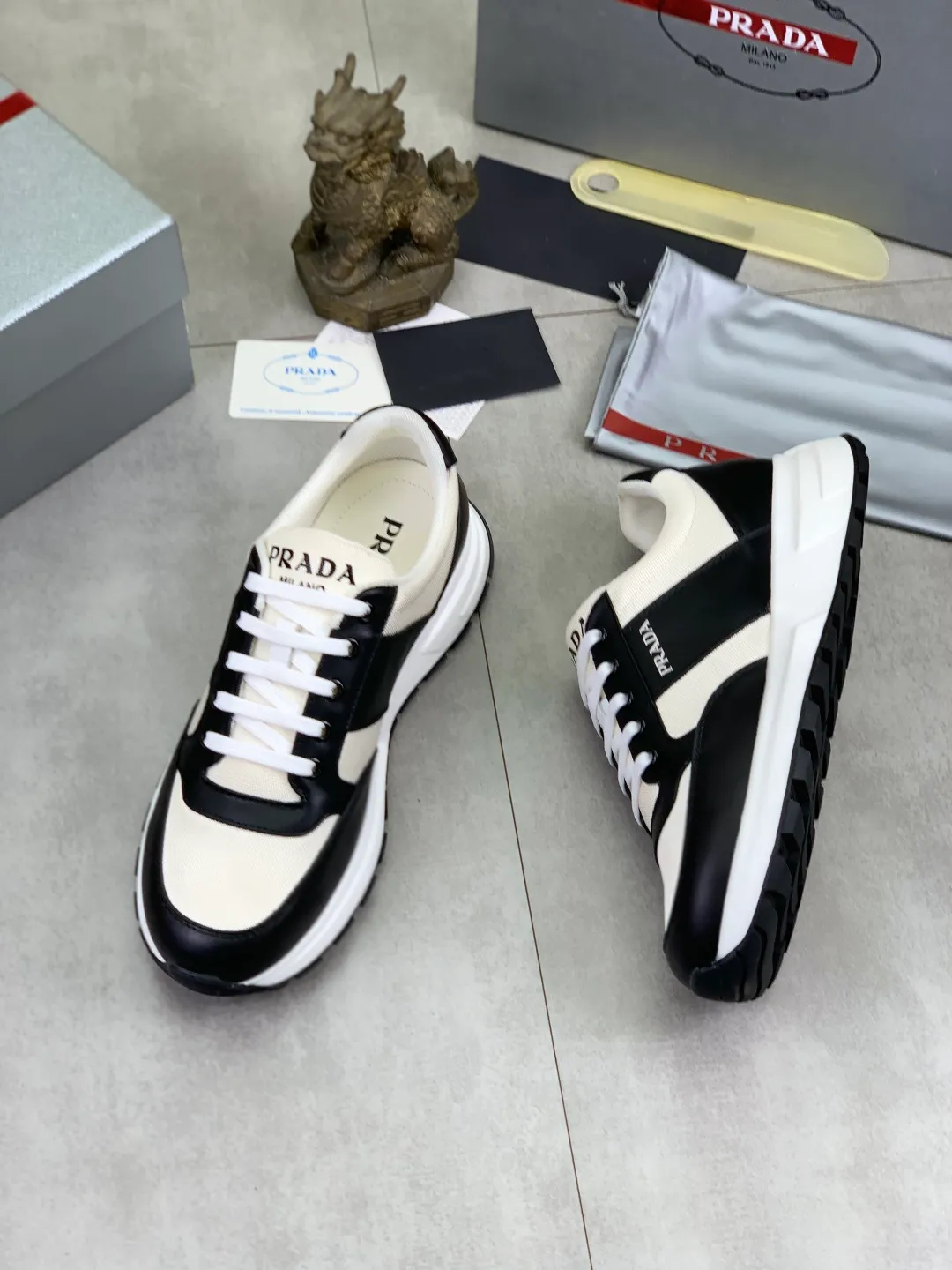Men's men's shoes P560💰 [Real Price] Popular models are on the official website, 🆘 Trendy brand (Prada) mainly promotes popular models, avant-garde and versatile fashionable men's shoes private version mold opening, cowhide surface splicing 1:1.. Stylish and simple, original imported cowhide lining cowhide feet; the atmosphere and personality are more fashionable, eye-catching and pursuing class. It will subvert the old ideas and be a must-have for fashionistas who want to spend time with you! Must keep it! Tall and comfortable, large and low, high-end quality workmanship. Code number: 38-44 (45 customized) 2️⃣ optional.